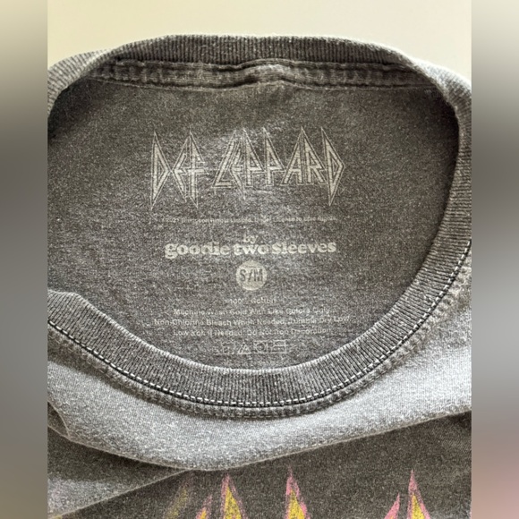 Def Leppard Graphic T-Shirt - Picture 4 of 4
